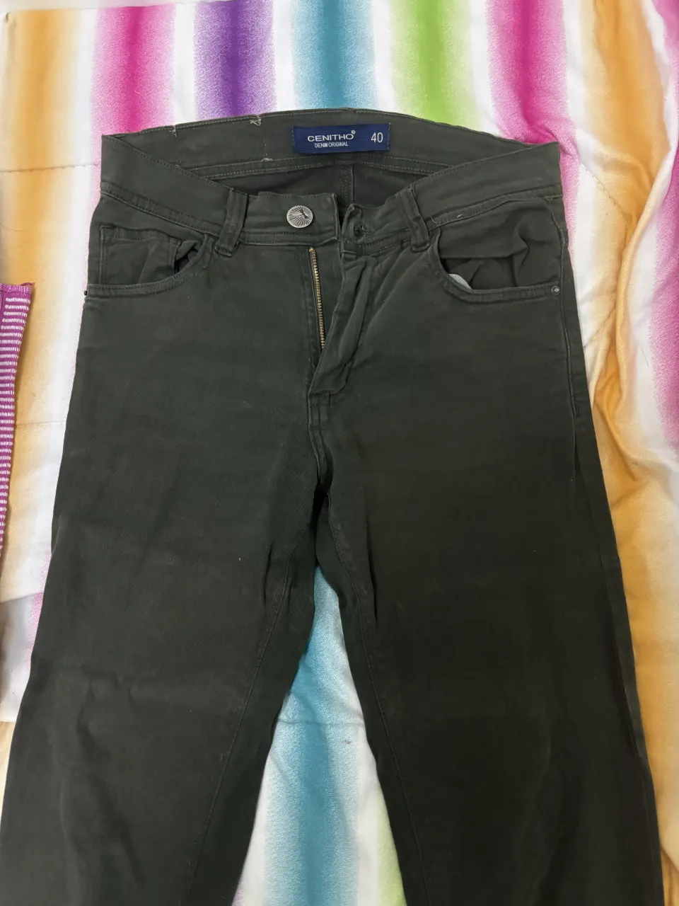 Pantalón de gabardina color verde militar, corte recto y tiro medio. Ideal para un look casual y moderno, perfecto para el día a día.