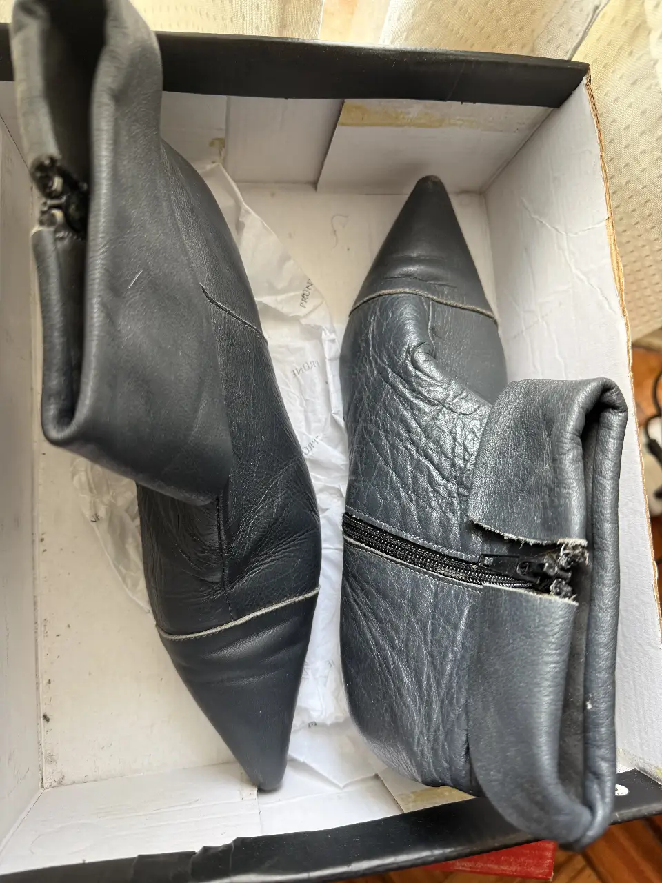 Botines de cuero gris oscuro con cierre lateral y punta fina. más chatas ecocuero regalo . Ideales para un look elegante y moderno.