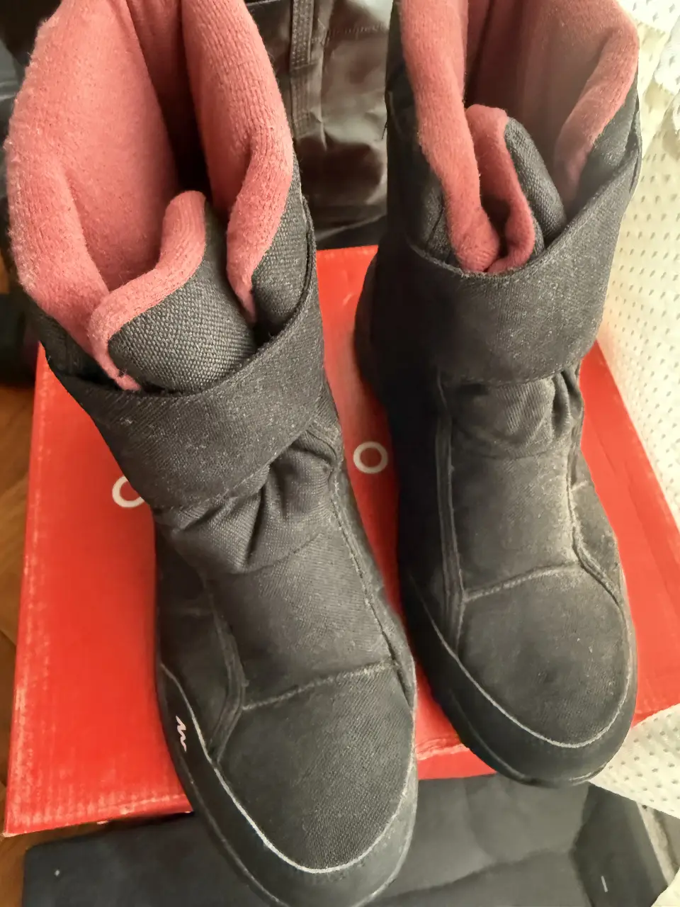 Botas de caña baja negras con interior rojo, ideales para el invierno. Tienen un diseño abrigado y cómodo, perfectas para el uso diario.termicas 