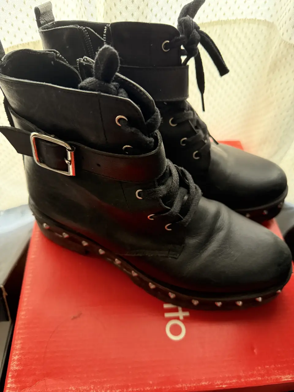Botines negros de cuero con detalles de tachas en la suela y cierre lateral. Marca Prüne, talle 38.
