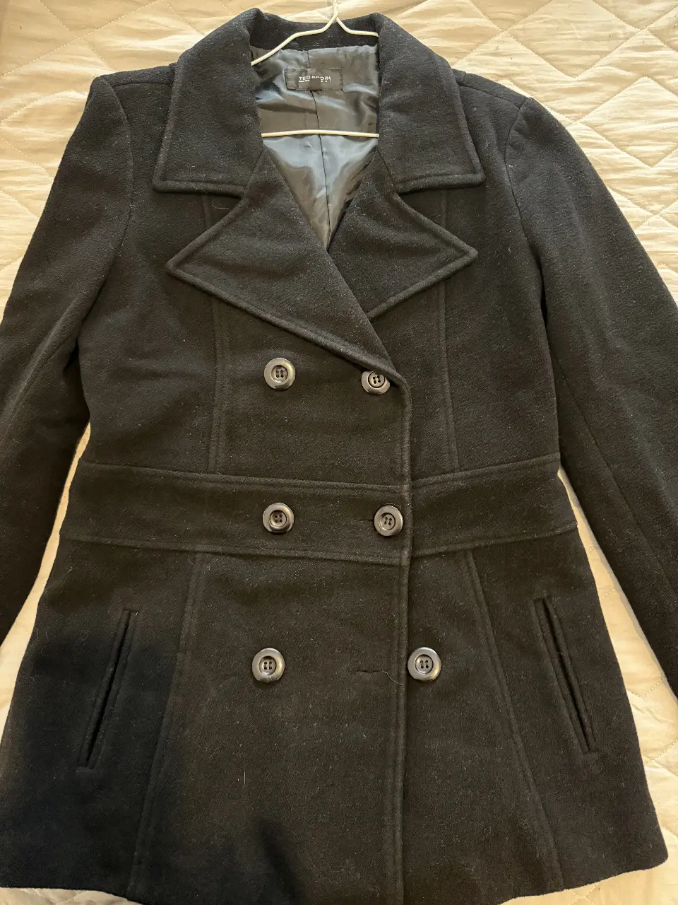 Sobretodo negro de paño, con corte entallado y botones. Ideal para el invierno, de la marca Ted Bodin, talle 44.