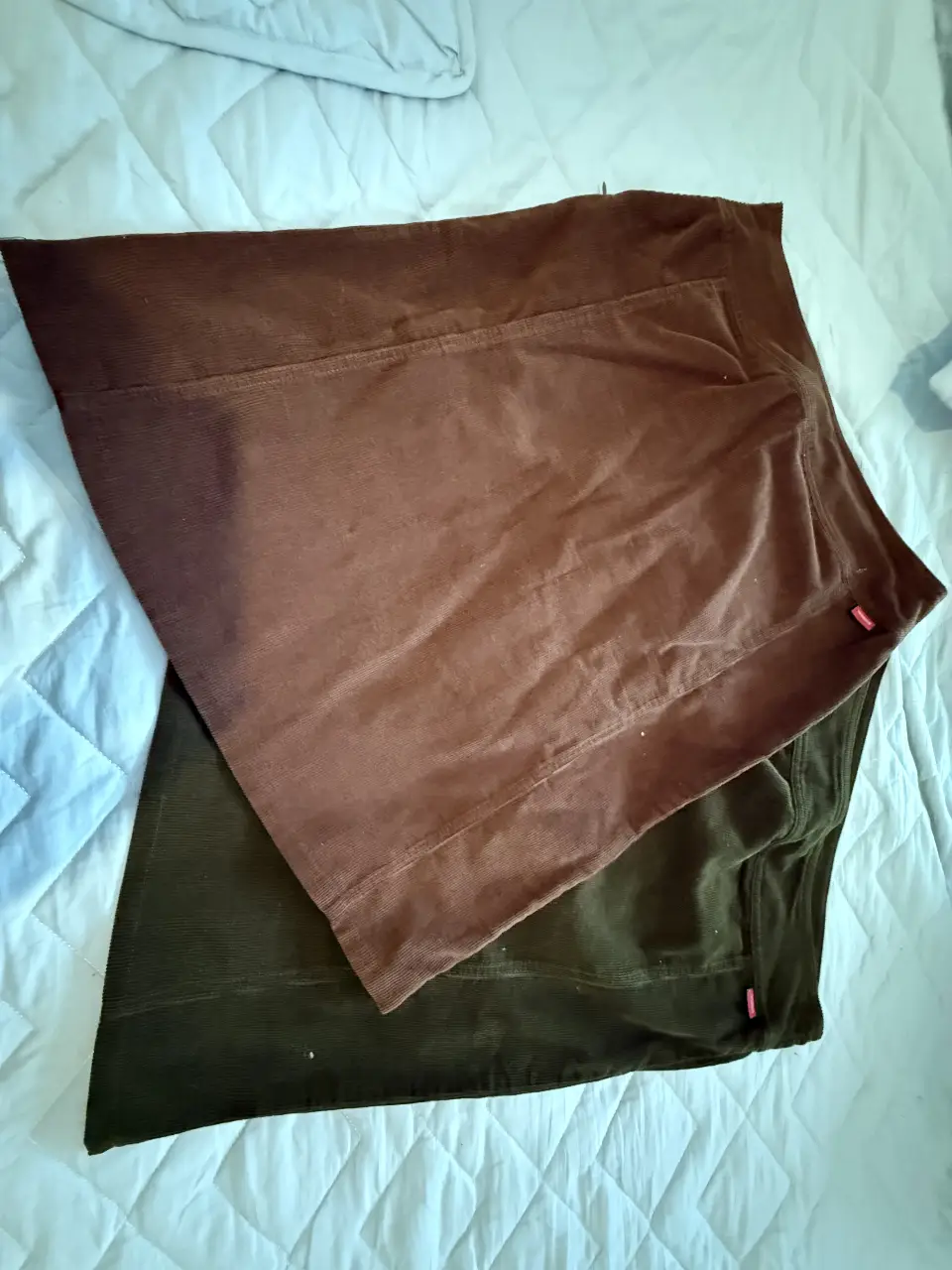 1 Pollera  de vestir de corderoy marrón, y 1 verde talle 44. Ideal para un look elegante y cómodo.