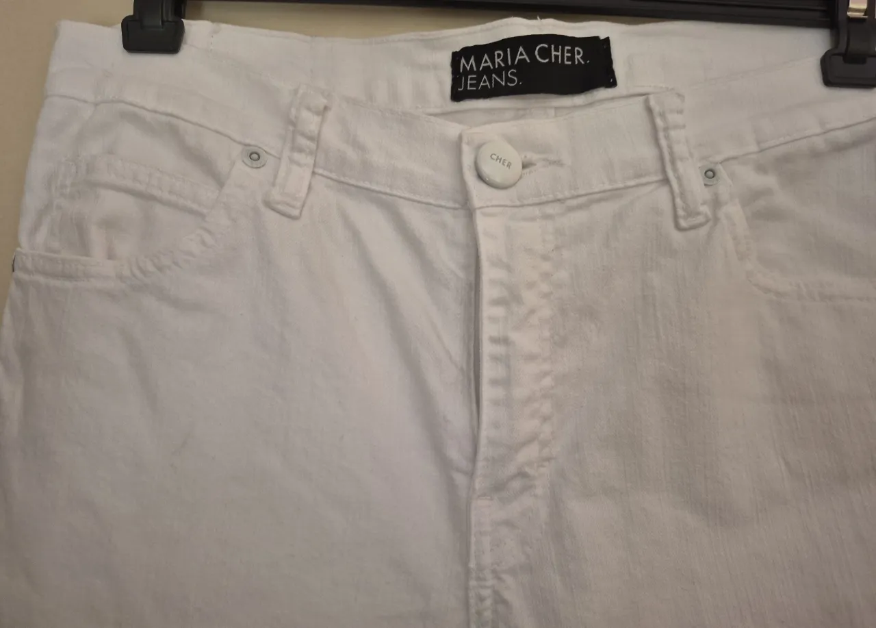 Jean blanco tiro alto, corte Oxford. Un clásico que no puede faltar en tu guardarropa, ideal para looks cancheros y versátiles.