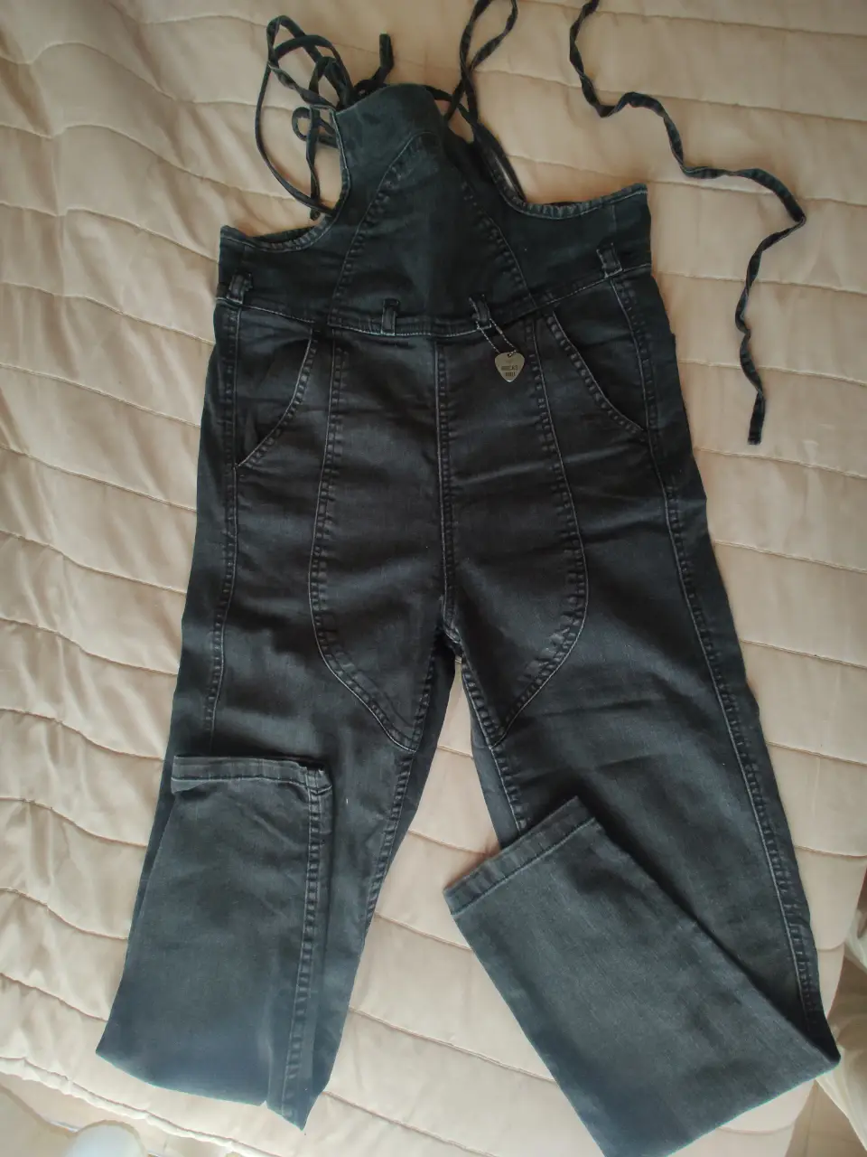 Mono largo de jean negro con breteles ajustables. Posee bolsillos delanteros y traseros. Ideal para un look casual y cómodo. Tiene 70cm de pierna.