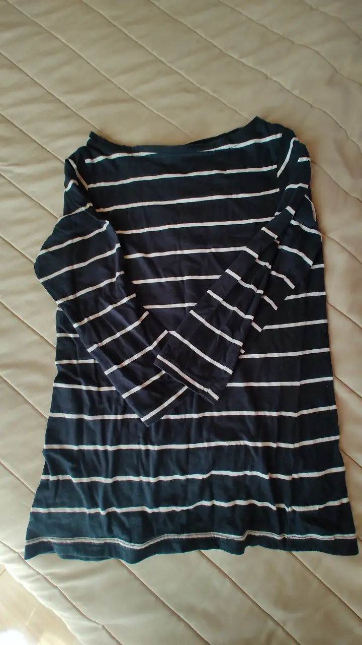 Remera de manga 3/4 a rayas azul marino y blancas, de la marca Lu by Lolita. Ideal para un look casual y cómodo. Tiene 60cm de largo y 38cm de ancho 