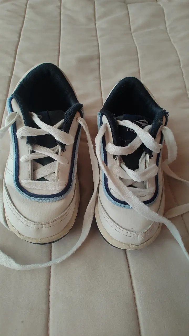 Zapatillas Topper para niño, blancas con detalles en azul, ideales para uso diario. Talle 28, la plantilla tiene 17cm.