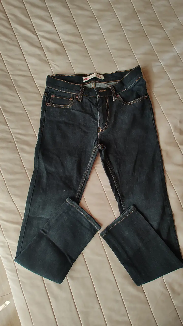 Jeans Levi's 510 Skinny, color azul oscuro. Talle 14 Reg. Corte recto, ideal para un look moderno y cómodo. Tiene 92cm de largo y 37cm de cintura. Tiro bajo/medio