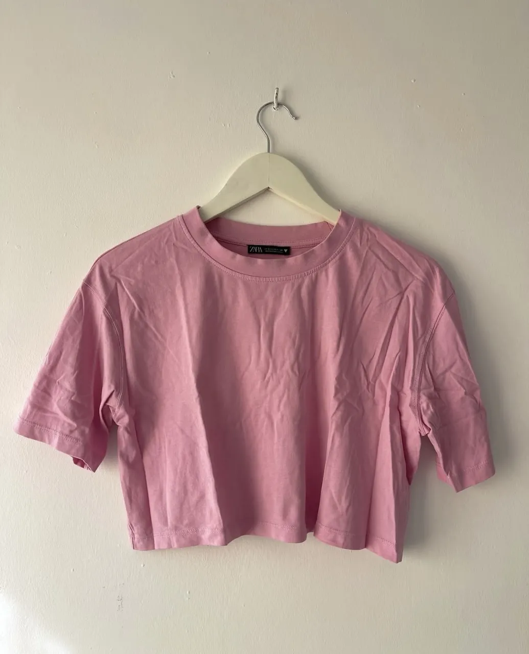 Remera Zara
De algodón rosa, corte crop y cuello redondo. 
Dos usos. 