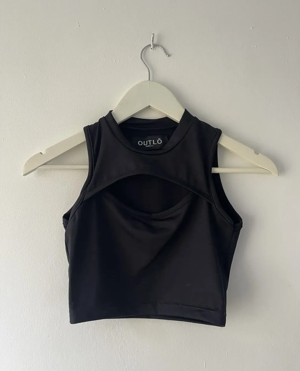 Top negro Outlo, con recorte cut-out en el frente.
Sin uso 