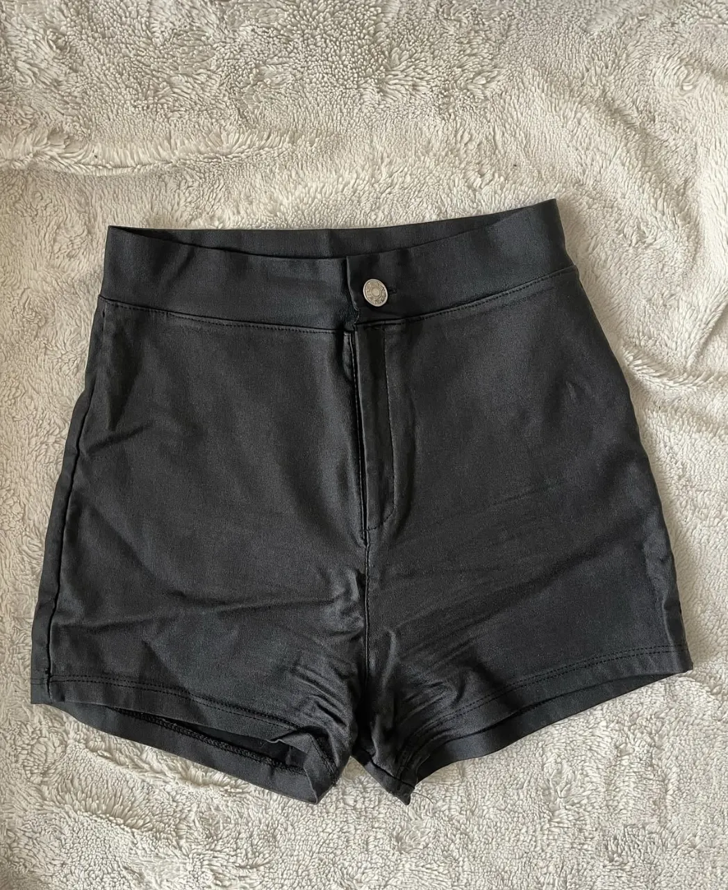 Short negro tiro alto. Diseño liso. Usado sin detalles. 