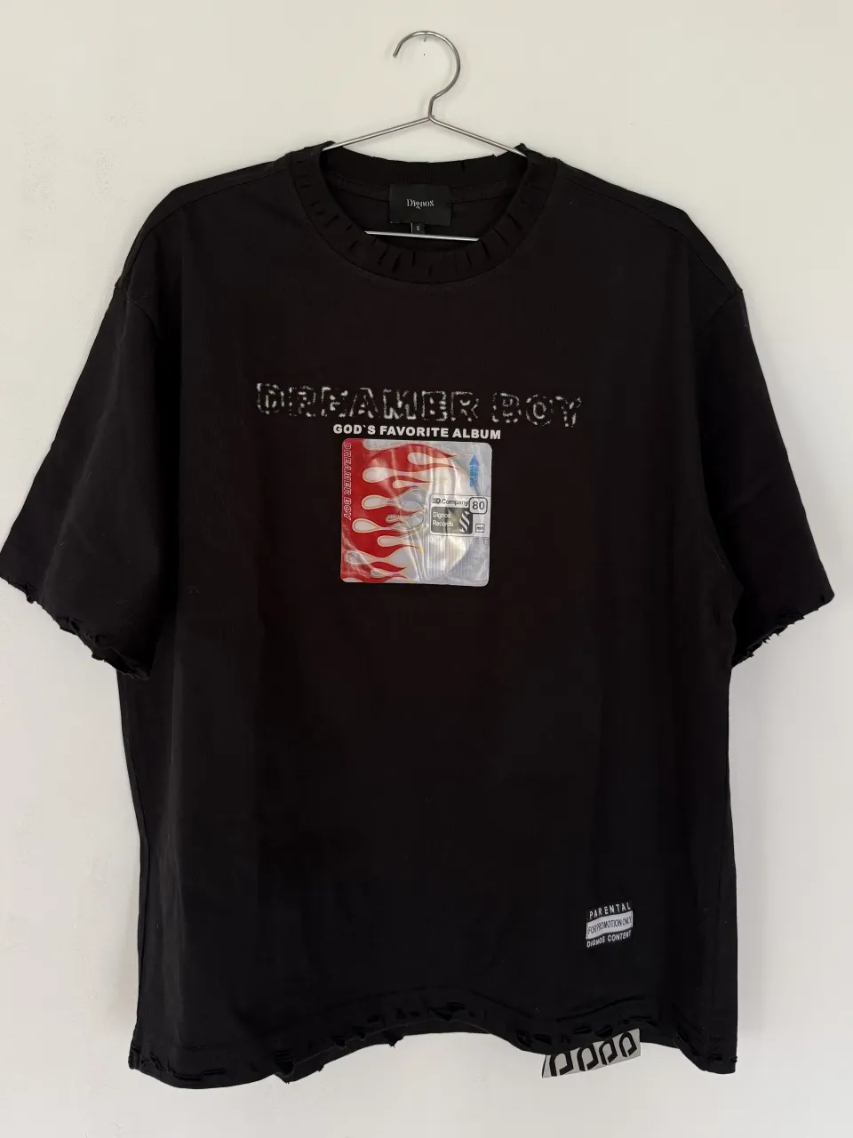 Remera negra oversize, 100% algodón, con estampa y detalles desgastados en cuello, mangas y ruedo. 
Es unisex, por lo que es un S grande 