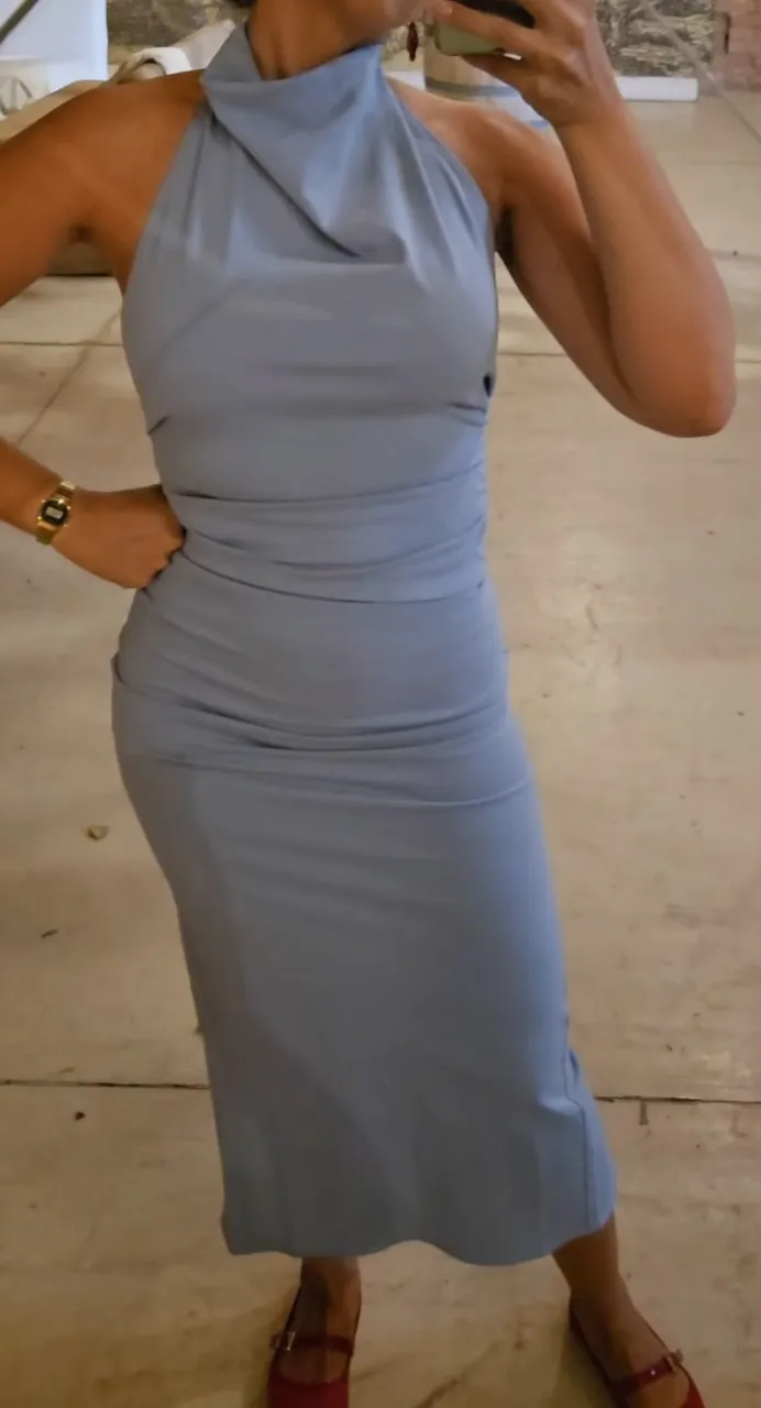 Conjunto de musculosa con escote halter y detalles de fruncido en la cintura. Falda largo midi con elástico en la cintura y tajo por atrás. Diseño elegante y sofisticado, ideal para eventos especiales. Mis medidas son 95 de busto, 72 cintura, 95 de cadera. Mido 1,65 cm de altura