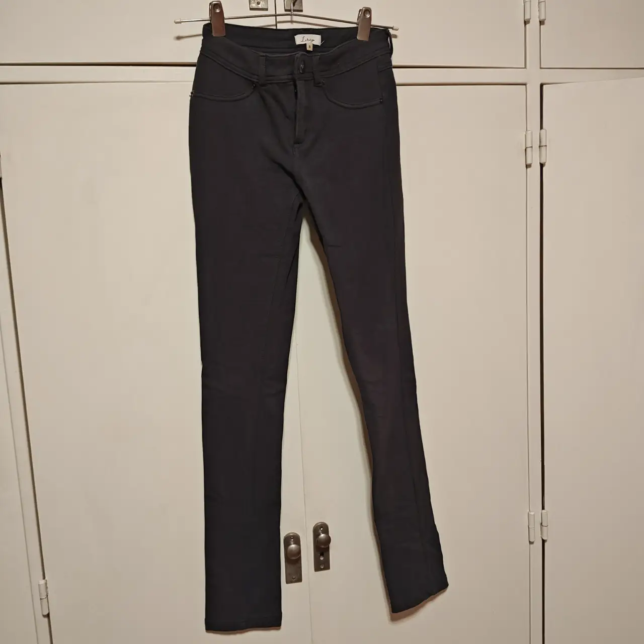 Pantalón chupin negro de la marca Labisou, talle S. Ideal para un look elegante y versátil.