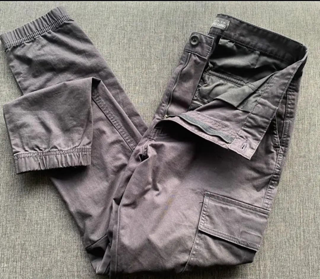 Pantalón cargo de hombre, color gris oscuro. Talle W32/32. Con bolsillos laterales y en la parte trasera. Ideal para un look casual y urbano.