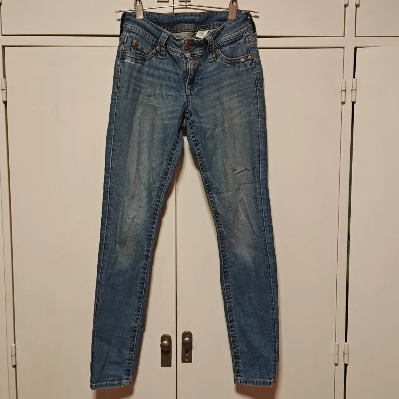 Jeans de mujer, tiro bajo, skinny, de la marca H&M. Talle 34 EUR.