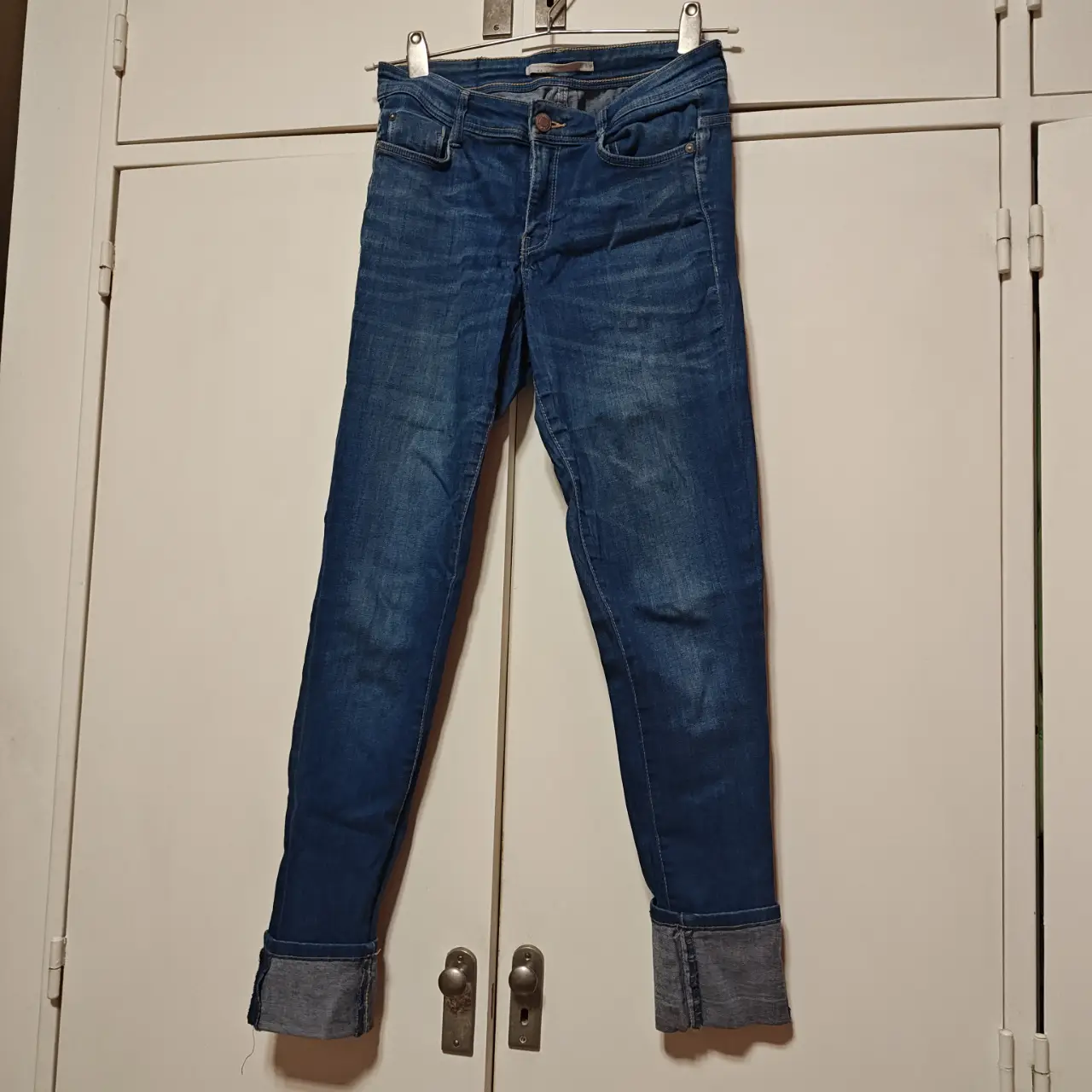 Jeans de mujer, tiro medio, color azul, con dobladillo en el tobillo. Marca Zara Trafaluc Denim Makers.