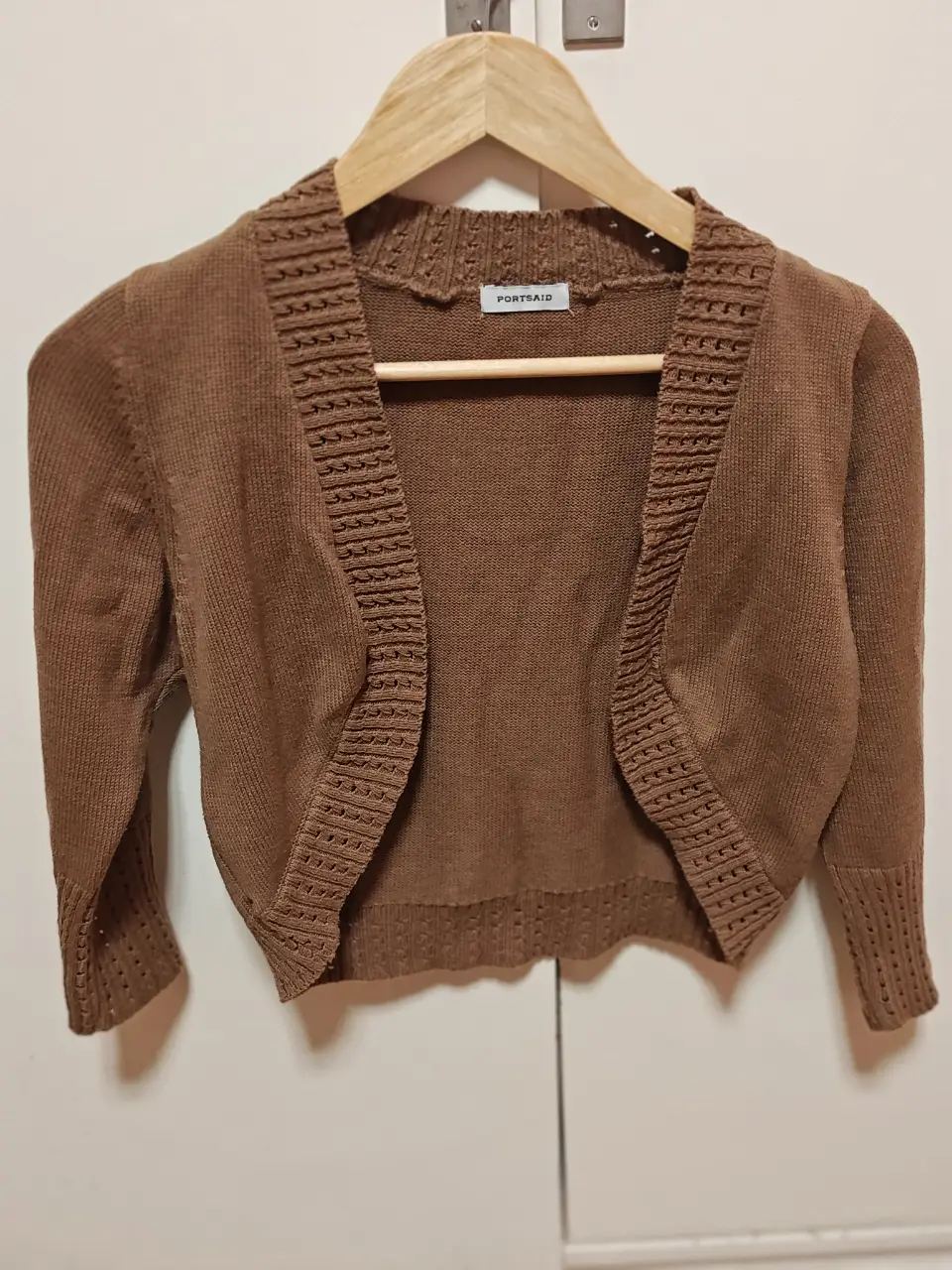 Cardigan marrón de tejido liviano, ideal para usar sobre una remera o blusa. Perfecto para un look casual y cómodo.