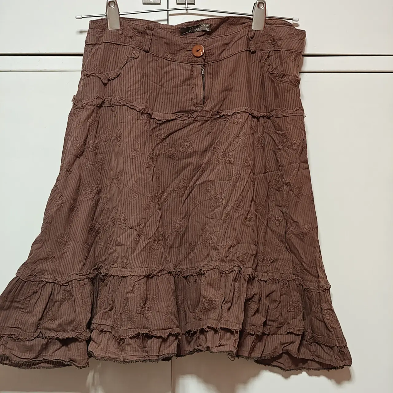 Pollera midi marrón con detalles bordados y volados. Ideal para un look boho chic.