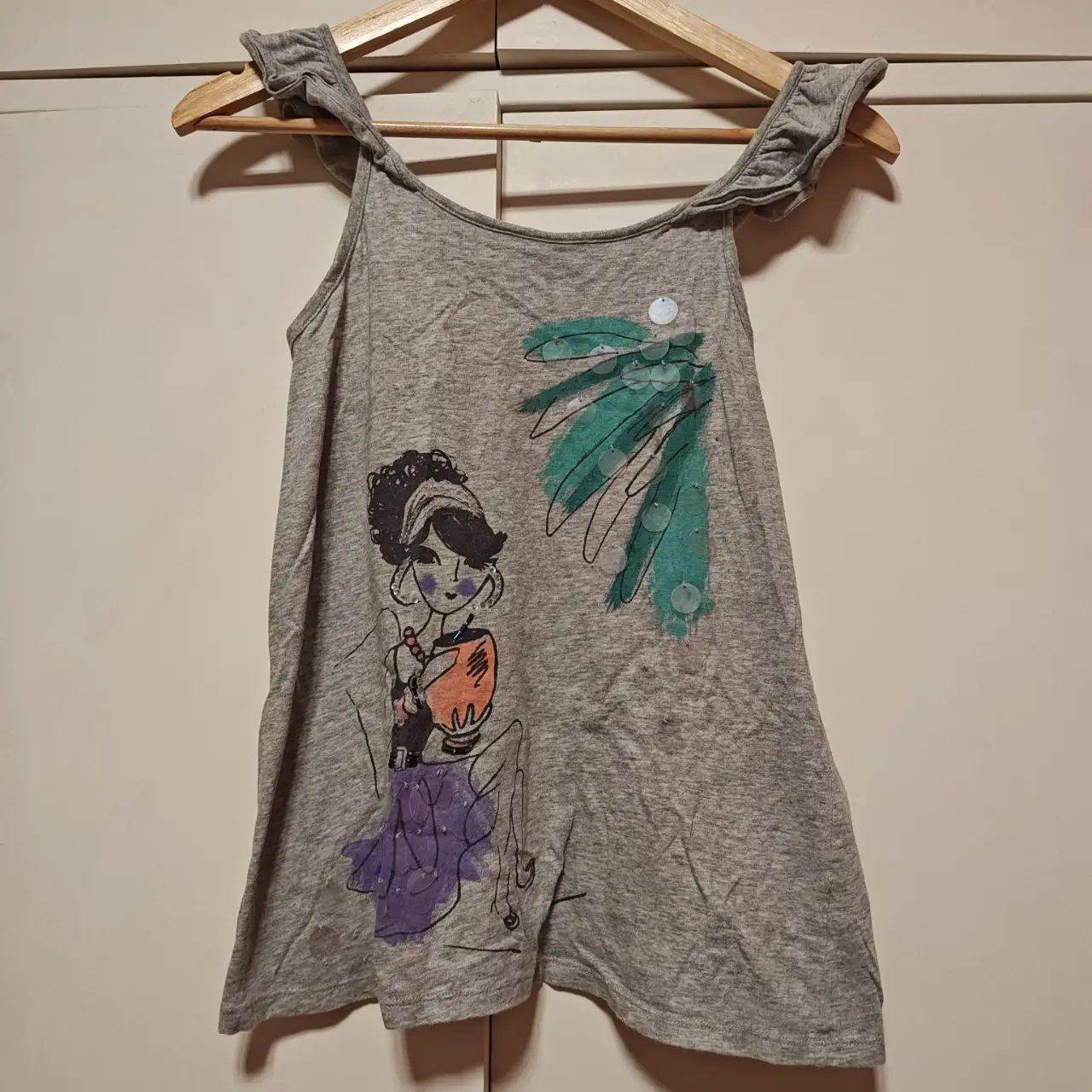 Musculosa de niña GapKids, gris con estampado de diseño de chica y lentejuelas transparentes. Talle XXL (14-16). Ideal para un look casual y fresco.