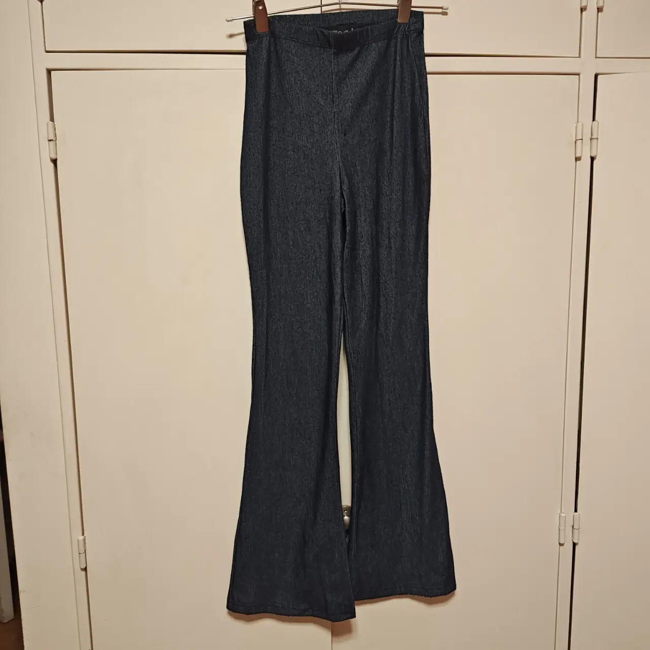 Pantalón de mujer estilo campana, de jean azul oscuro, talle S, de la marca Windsor. Ideal para un look casual y moderno.