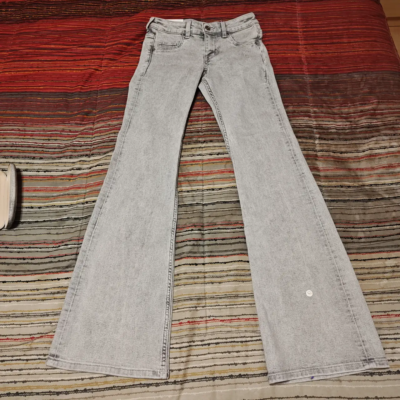 Jeans de mujer, corte campana, tiro bajo, color gris claro. Marca H&M, talle 32 EUR/US 0