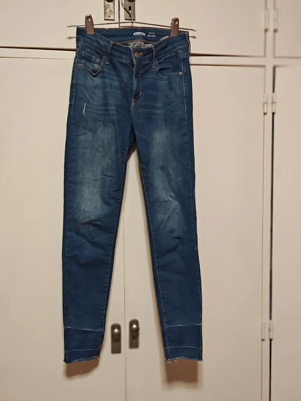 Jeans skinny de mujer, color azul, de la marca Old Navy. Tiro medio, corte clásico y cómodo. Ideal para un look casual y versátil.