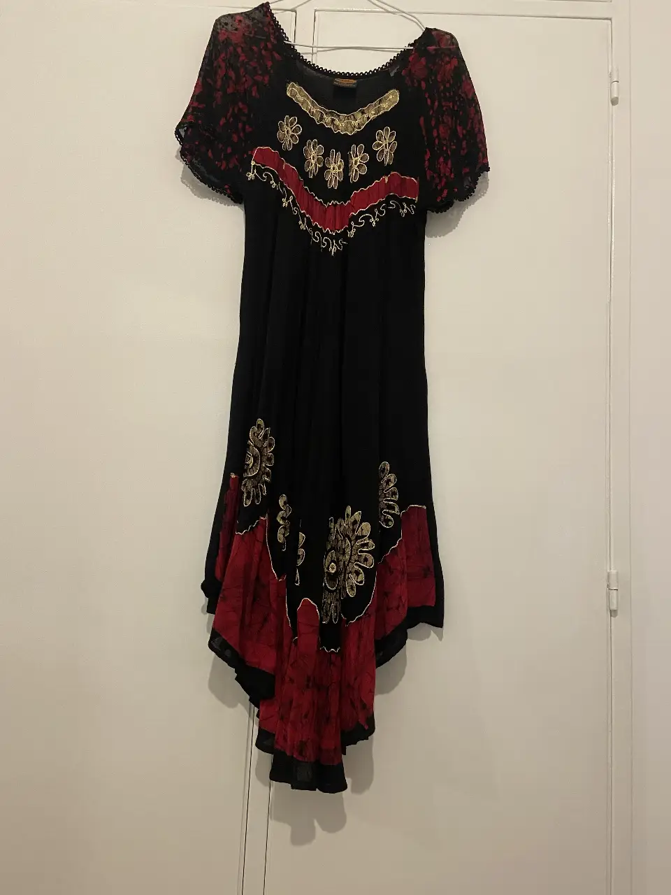 Vestido midi de estilo boho, con detalles florales dorados y mangas cortas. Ideal para un look casual con un toque artesanal.