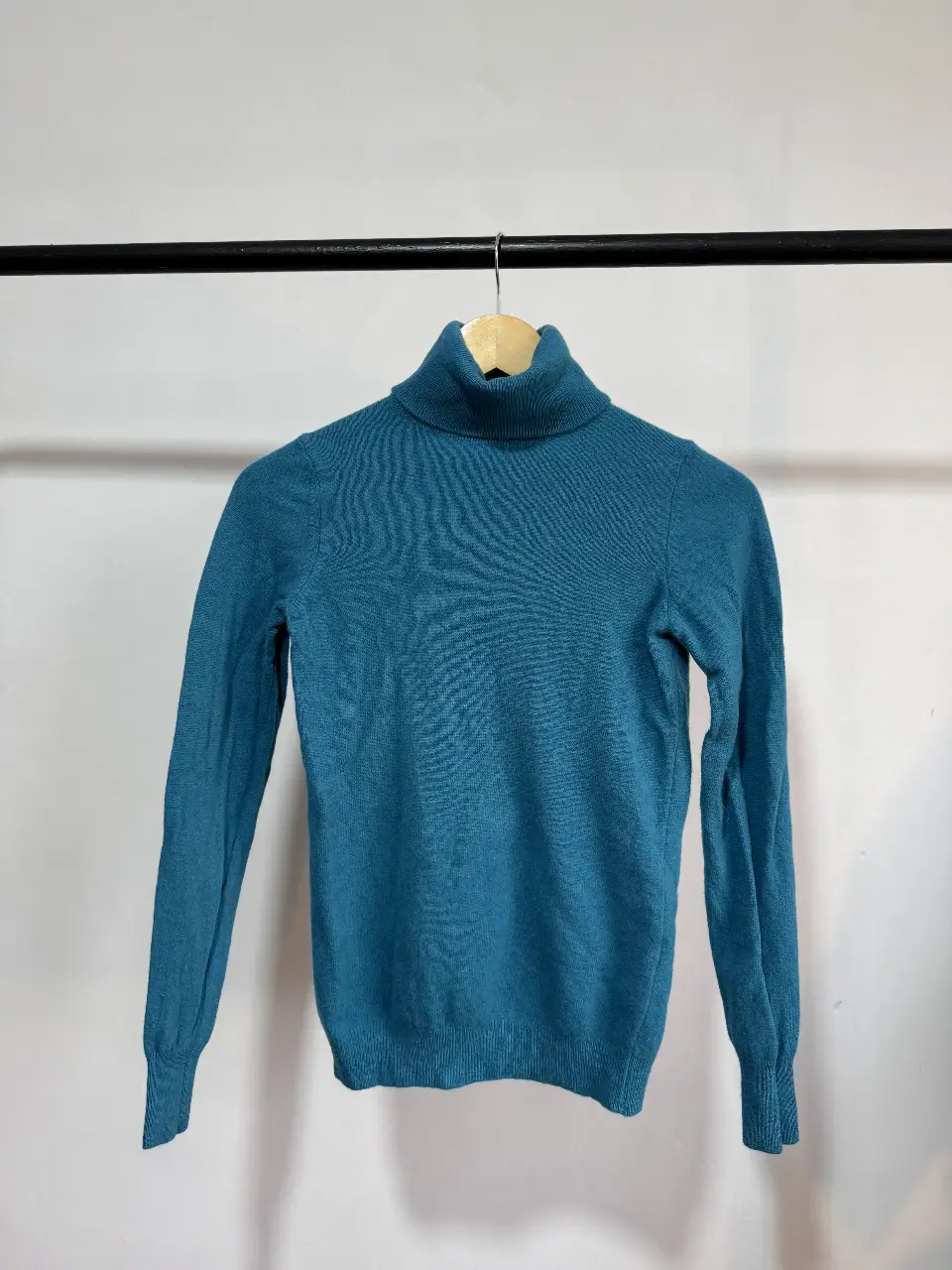 Sweater de cuello alto de lana merino azul, ideal para el invierno. Marca Benetton.