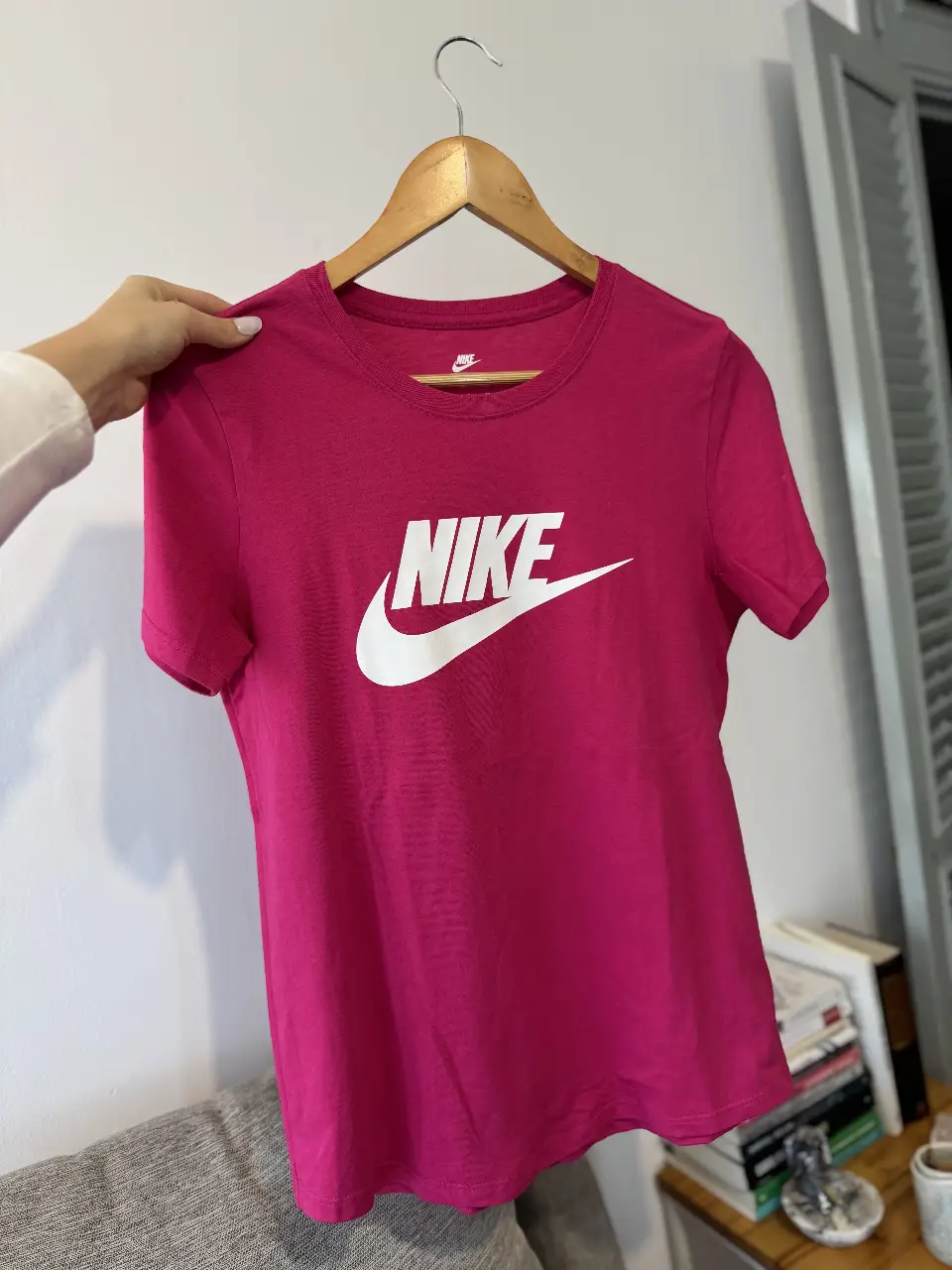 Remera Nike The Nike Tee de color rosa, con el logo blanco de la marca en el frente. Ideal para entrenar o para un look casual y deportivo.
