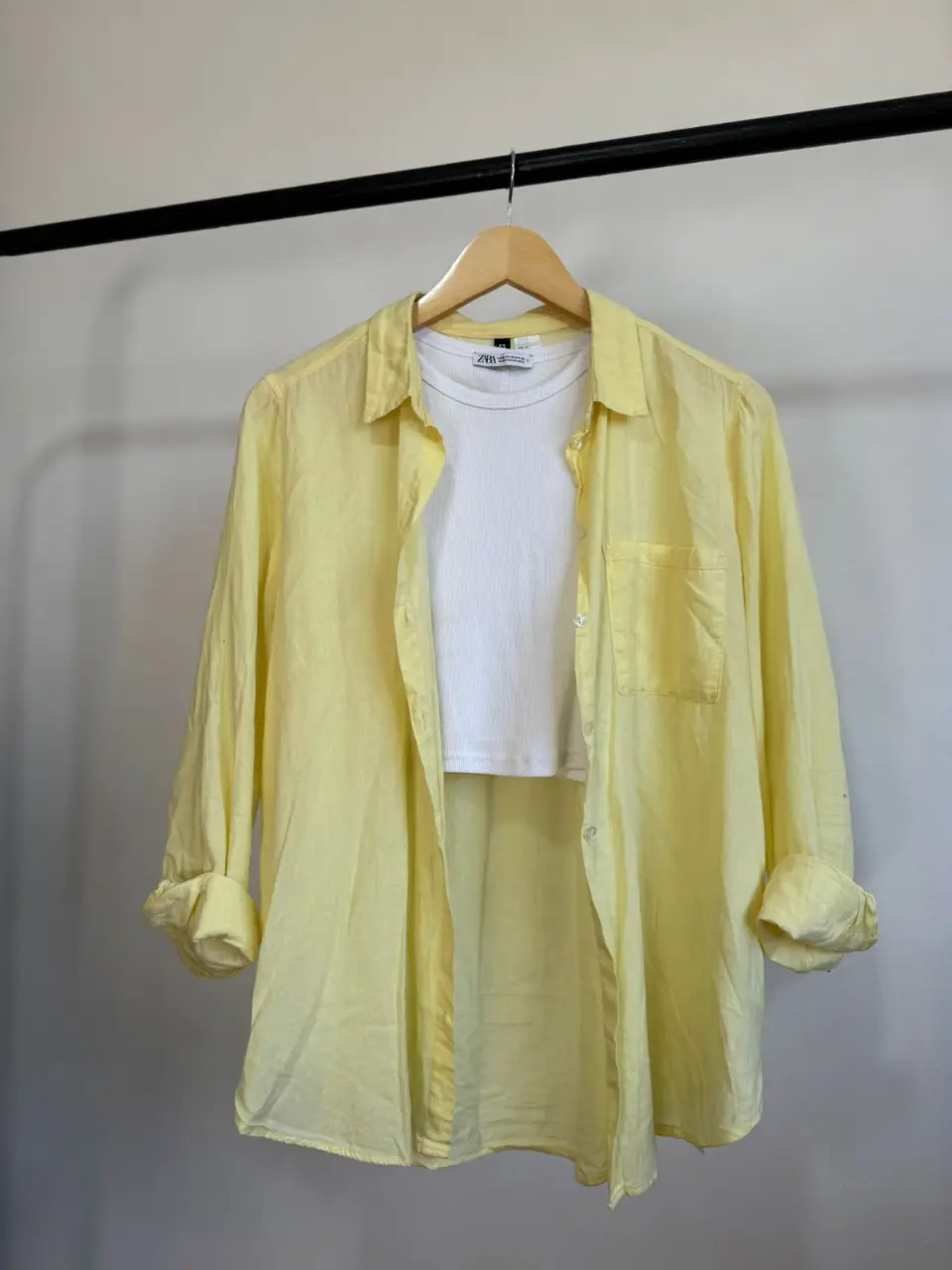Camisa amarilla de lino con bolsillo y manga larga. Se puede usar abierta sobre una remera blanca de algodón.