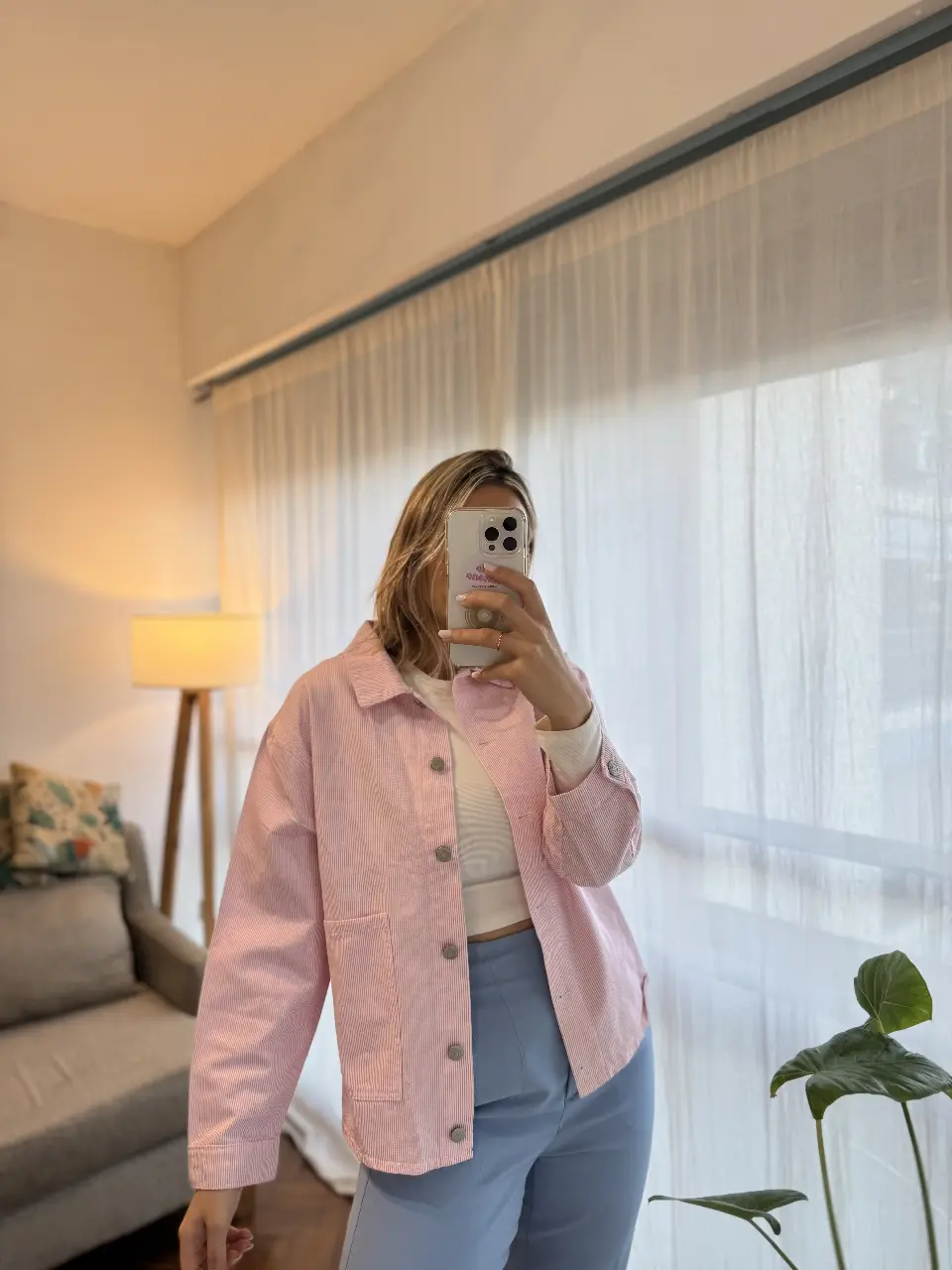 Campera de mujer estilo camisaco a rayas rosas y blancas. Ideal para un look casual y canchero.
