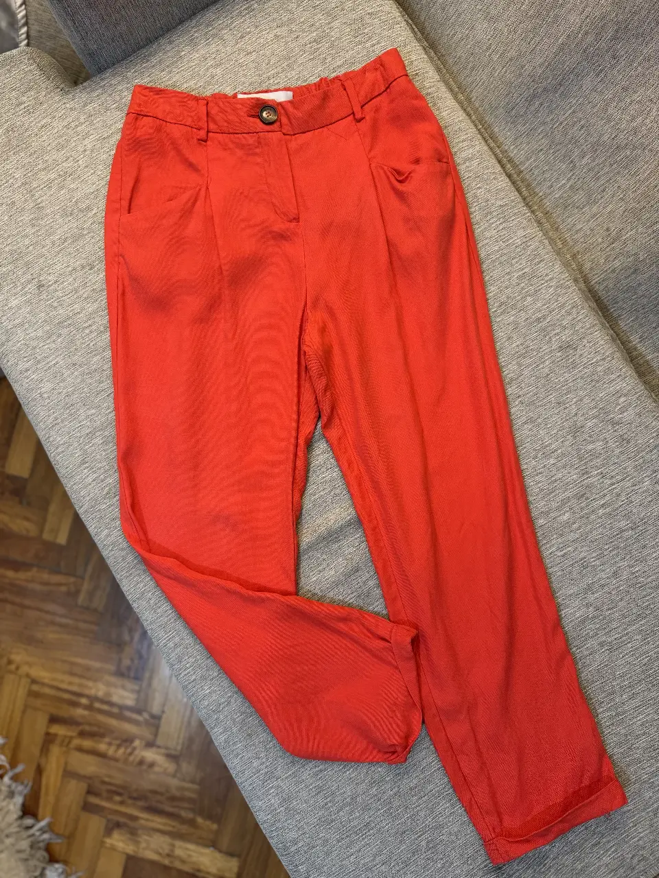 Pantalón sastrero rojo de la marca Desiderata, talle 38/1. Ideal para un look elegante y moderno.