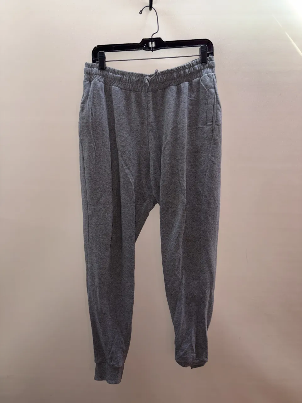 Pantalon de jogging gris, tiro alto, con cordón para ajustar en la cintura y puño en los tobillos.