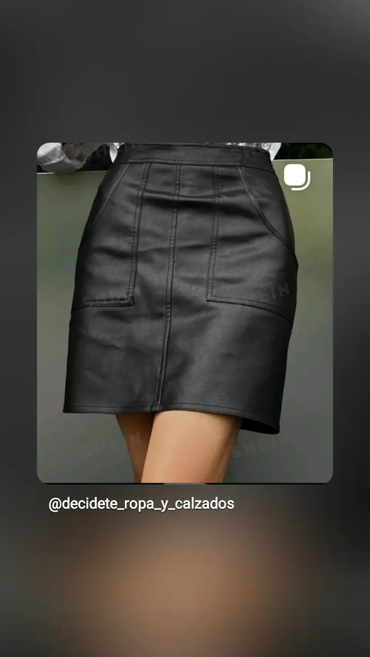 Pollera corta de cuero sintético negra con bolsillos frontales y detalles de costura.