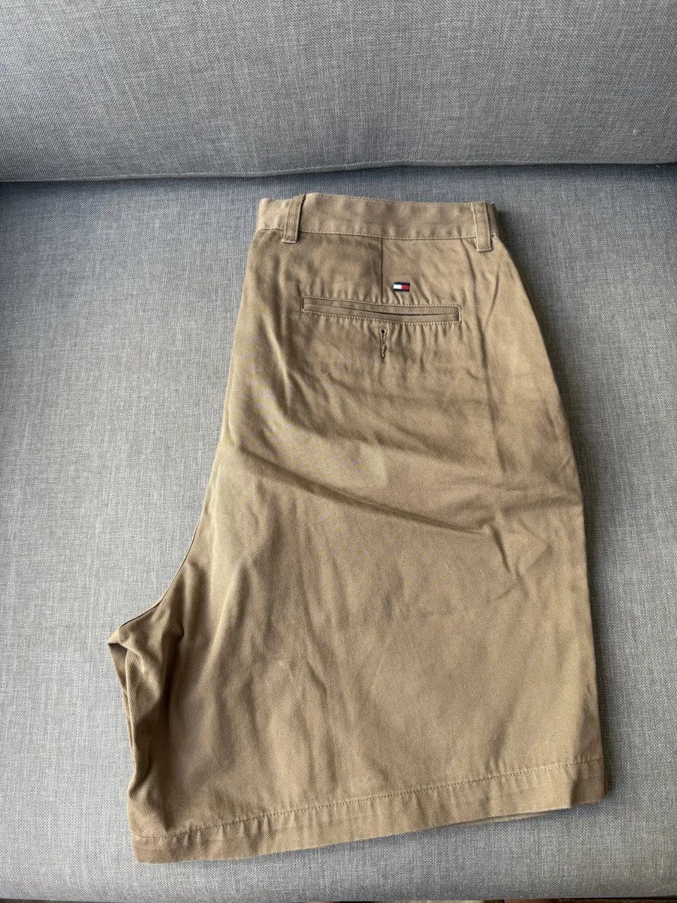 Shorts de gabardina color tiza. Posee dos bolsillos delanteros y uno trasero con botón. Bermuda talle 36