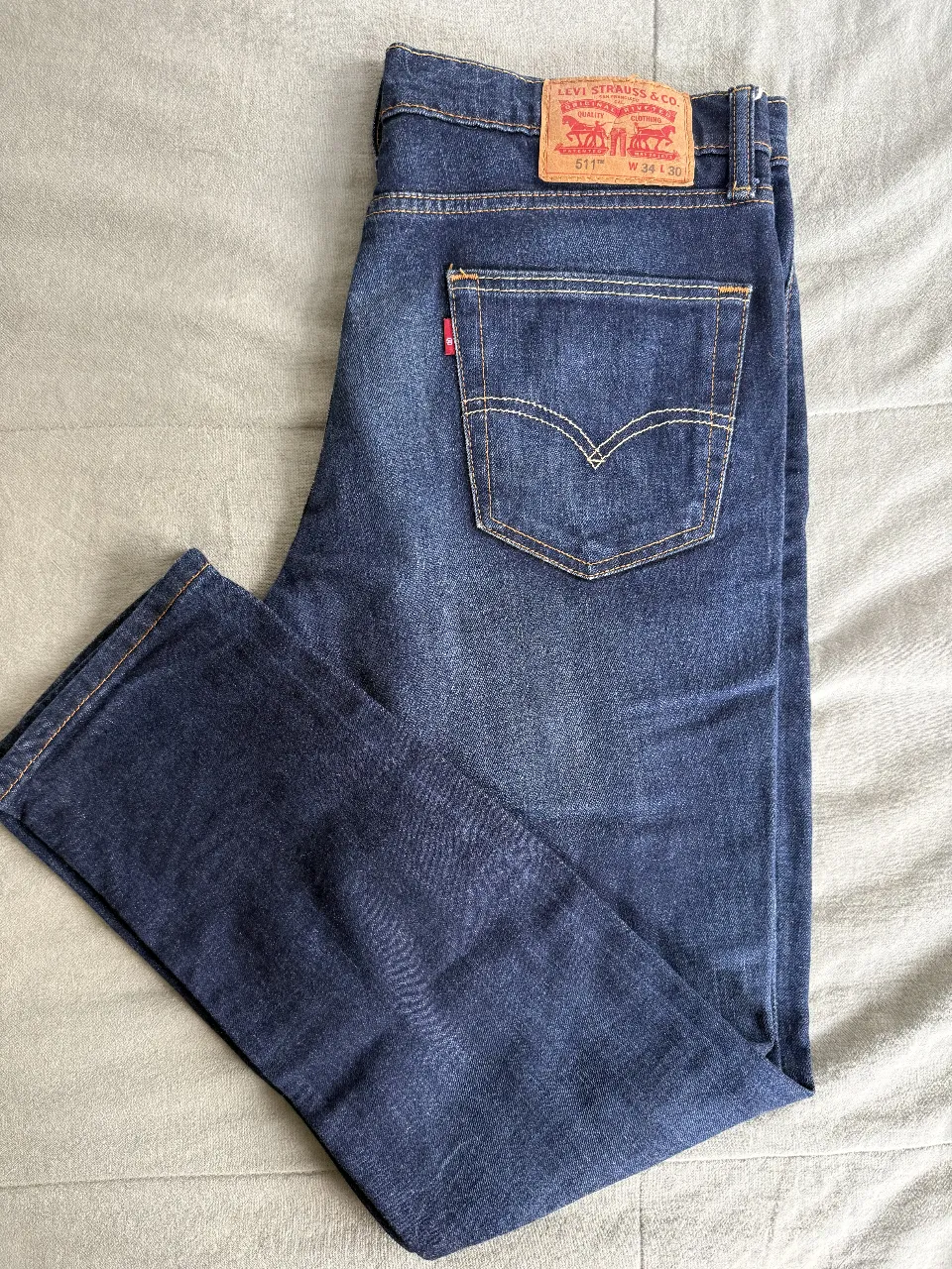 Jeans Levi's 511 azul oscuro para hombre, corte recto, talle 34x30, ideal para un look casual y versátil.