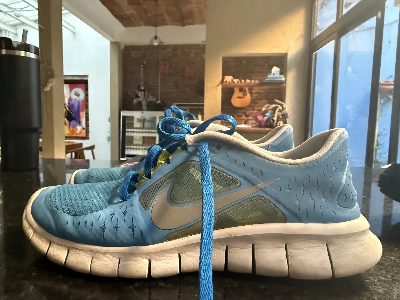 Zapatillas Nike Free Run 3 para mujer, color celeste con detalles en blanco y gris. Ideales para running y uso diario. 37.5 , 24 cm