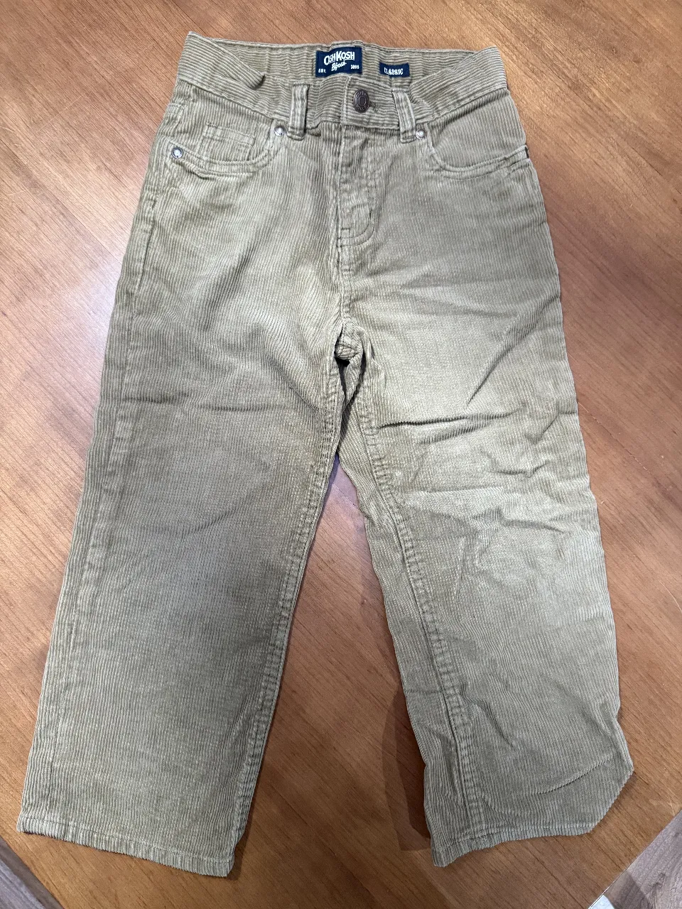Pantalón de corderoy color crudo para niño, talle 5 toddler. Marca OshKosh B'gosh. Ideal para un look casual y cómodo.