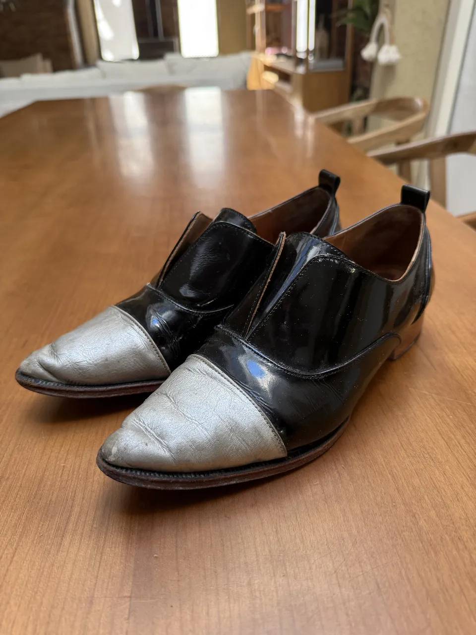 Zapatos de vestir para mujer, con puntera plateada y cuerpo negro brillante. Diseño elegante y sofisticado, ideales para ocasiones especiales.