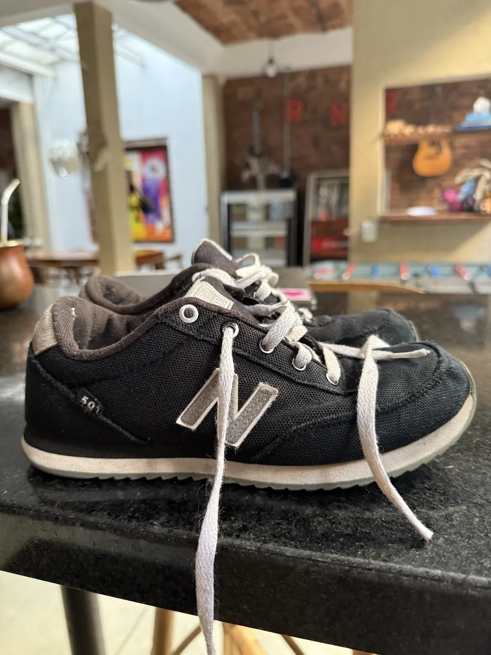 Zapatillas New Balance 501 negras con detalles en gris y suela blanca. Talle 37.5 EU. Ideales para un look casual y cómodo. 23 cm