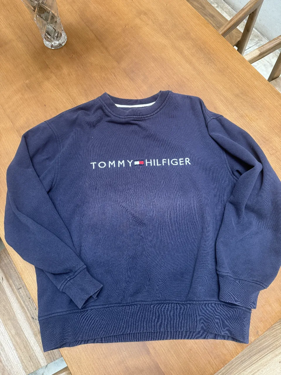 Buzo de cuello redondo Tommy Hilfiger azul marino con logo bordado en el pecho. Talle S.