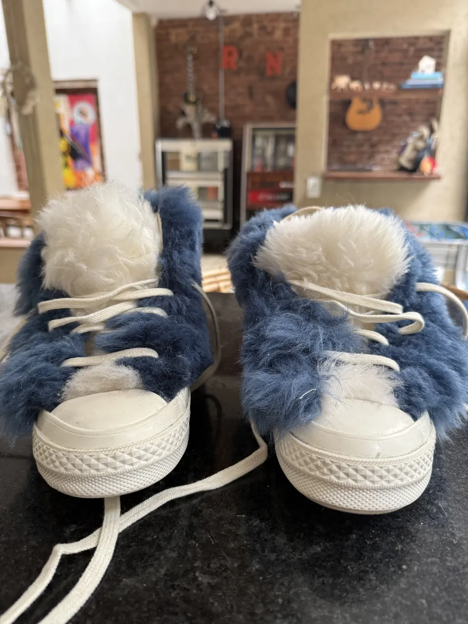 Zapatillas Converse Chuck Taylor All Star x Ambush con detalles de piel sintética azul y puntera blanca. Un calzado de diseño único y abrigado para un look urbano y moderno.