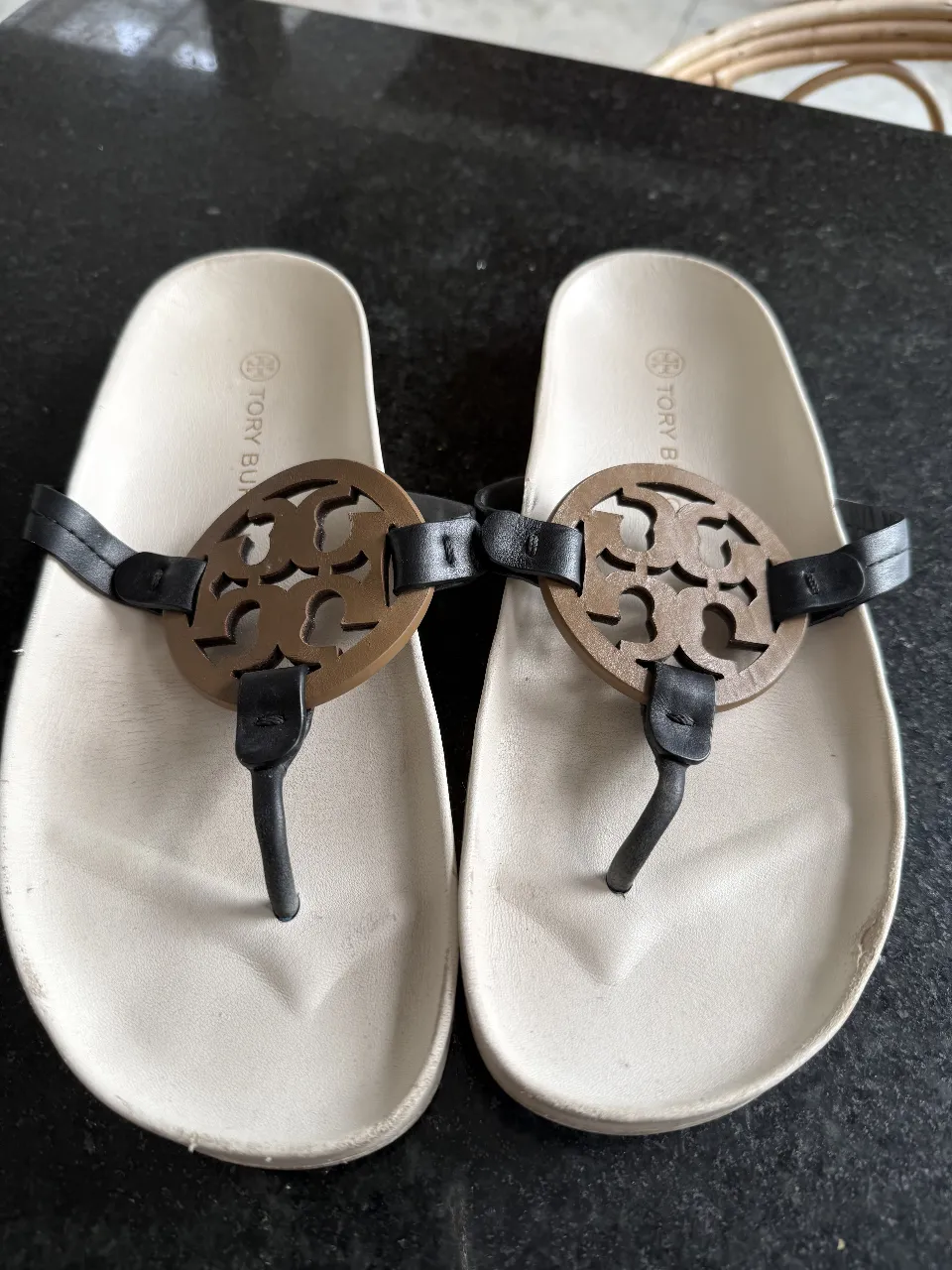 Sandalias de mujer Tory Burch, blancas con detalles marrones y logo de la marca. Ideales para el verano.talle 39