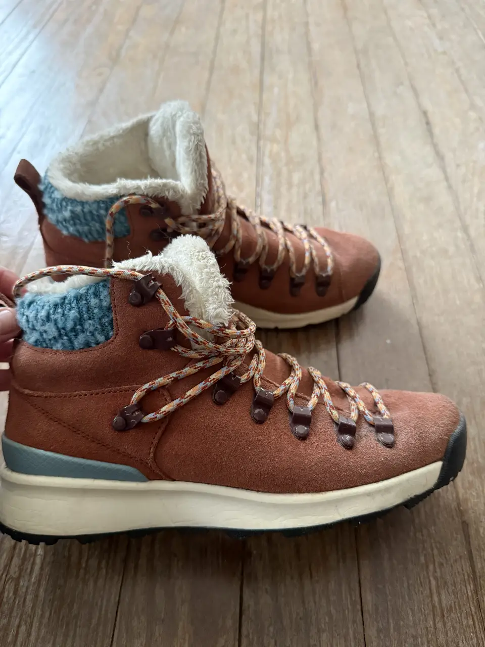Botines de cuero Nike impecables  gamuzado marrón con detalles en azul y blanco. Interior de piel sintética. Suela de goma con agarre. talle 37.5