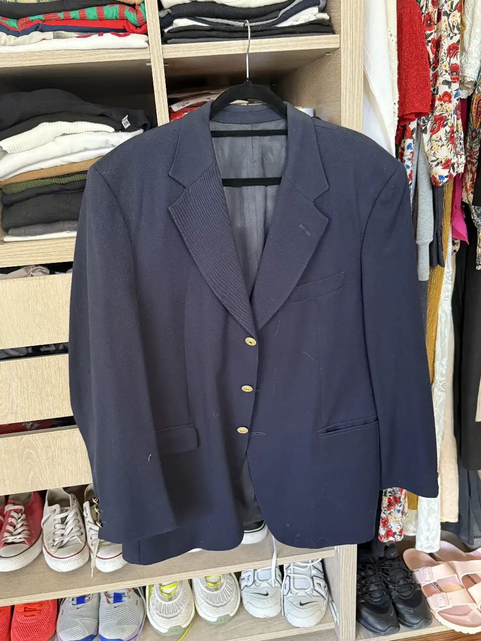 Elegante blazer 100 % LANA  azul marino de hombre, con botones dorados y solapas clásicas. Ideal para un look formal o de trabajo. Confeccionado en lana, con forro interior de la marca Halsey. Talle 52.