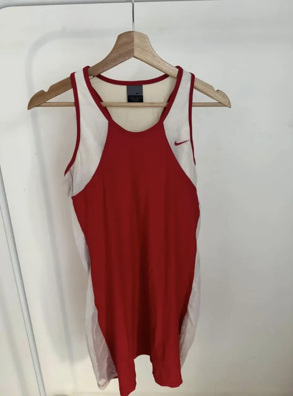 vestido  deportivo Nike roja y blanca, ideal para entrenamientos. Diseño con paneles de malla para mayor ventilación y logo de la marca. S/M
