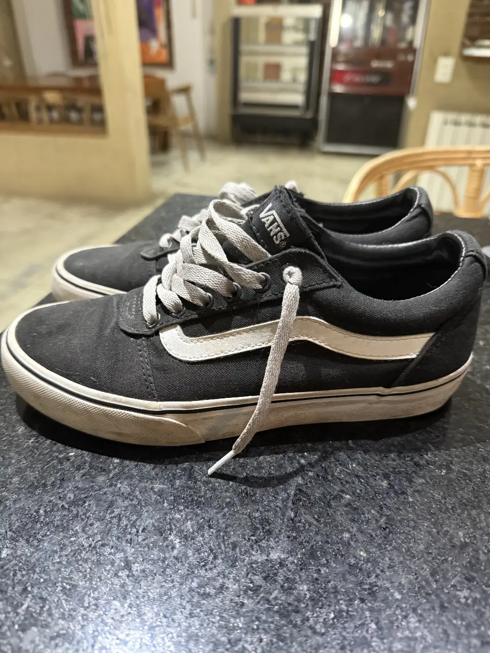 Zapatillas Vans negras con detalles blancos, ideales para un look casual y urbano. Talle 37, perfectas para el día a día.