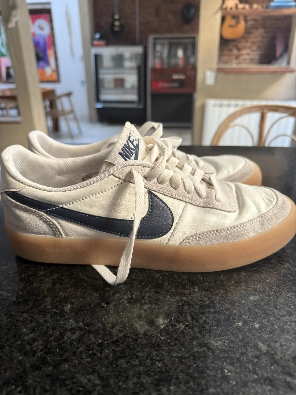 Zapatillas Nike de hombre, color blanco con detalles en azul marino y suela de goma color marrón claro. Talle 40 AR. 26 cm