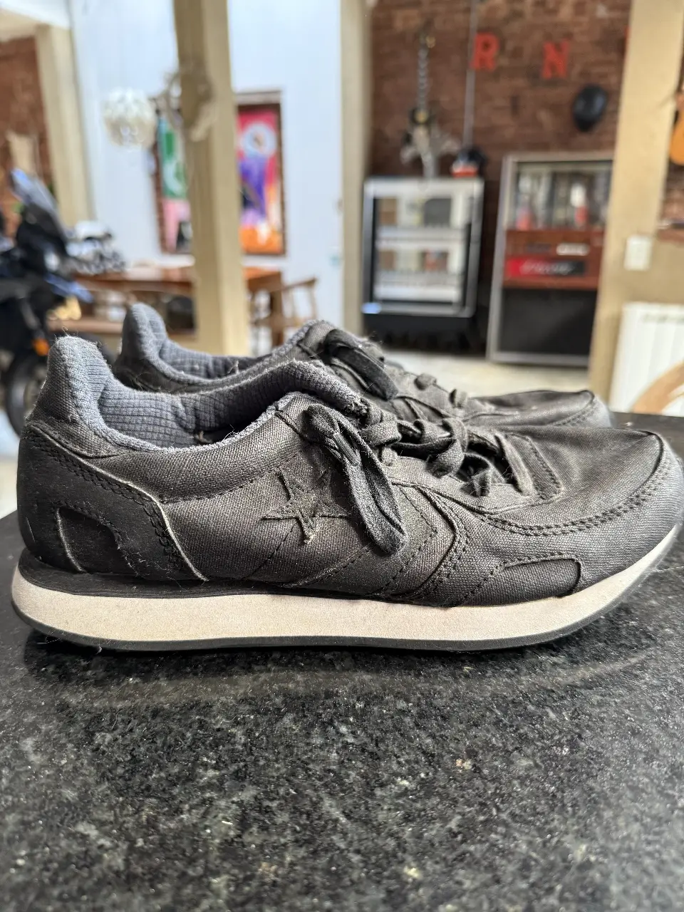 Zapatillas Converse negras talle 39 impecables, ideales para uso diario. Diseño clásico y cómodo.