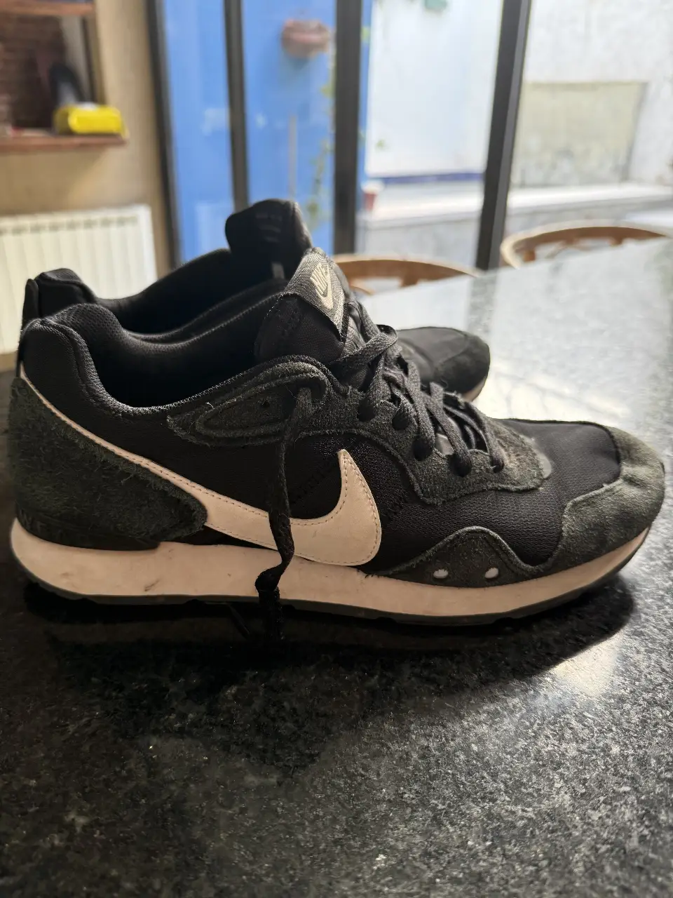 Zapatillas Nike Venture Runner negras con detalles en blanco y gris. Ideales para uso diario y actividades deportivas. talle 43 ar